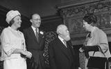 Op 3 juli 1963 ontving professor Martin Buber (midden) de Erasmusprijs in het Tropenmuseum in Amsterdam uit handen van koningin Juliana. Foto: Nationaal Archief