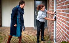 Hetty Zeilstra hangt een Krystingel aan de deur voor het project Krystingel voor mensen die een moeilijk jaar achter de rug hebben.