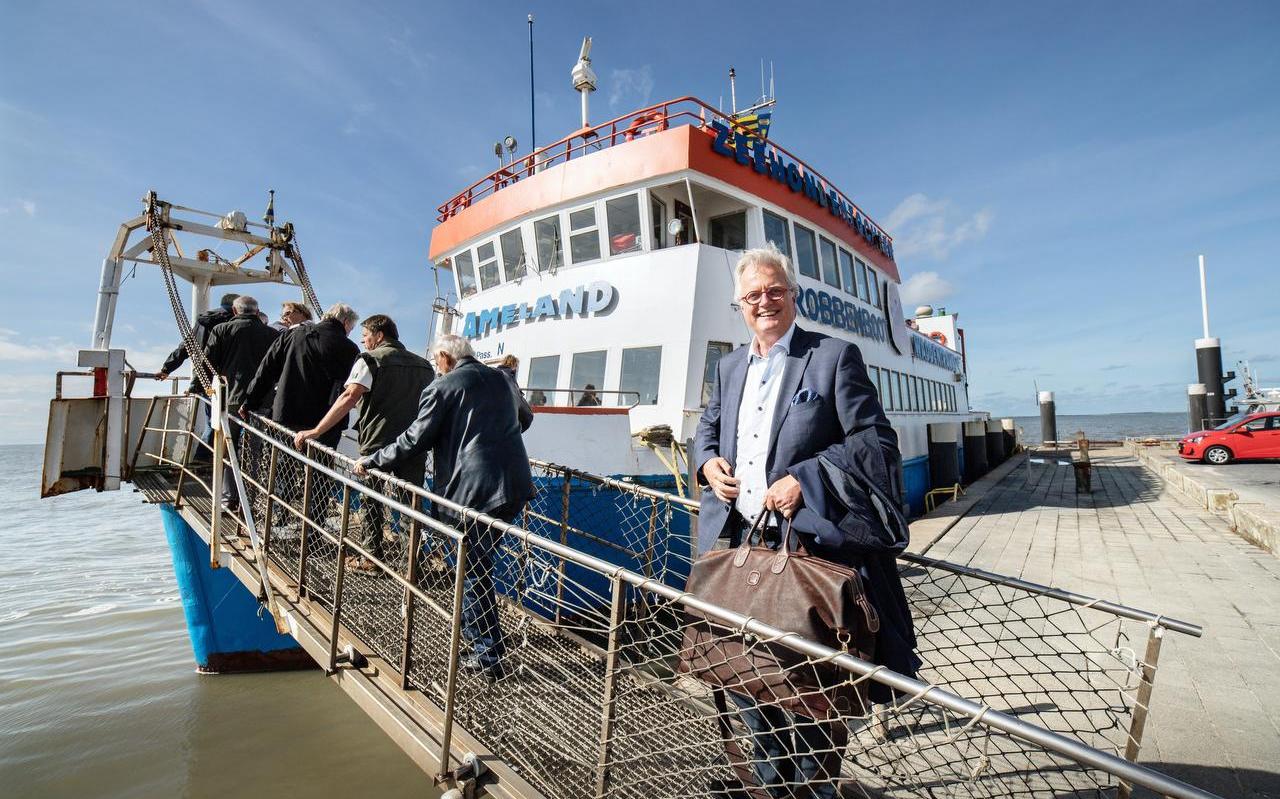 Na afloop van de Landelijke Kustdag maakten de aanwezigen op de Robbenboot een rondvaart over de Waddenzee. Ook deltacommissaris Peter Glas ging aan boord.  Foto: Jan Spoelstra