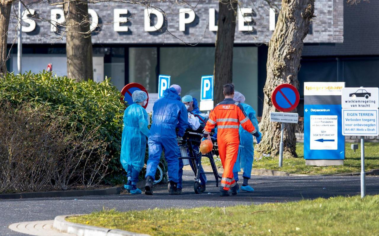 Een coronapatiënt is met de traumahelikopter overgevlogen naar de intensive care van het Tjongerschans ziekenhuis in Heerenveen. Afbeelding ter illustratie. 