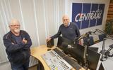Evert de Jong (l) en Jan Koopman in de studio van Radio Centraal.