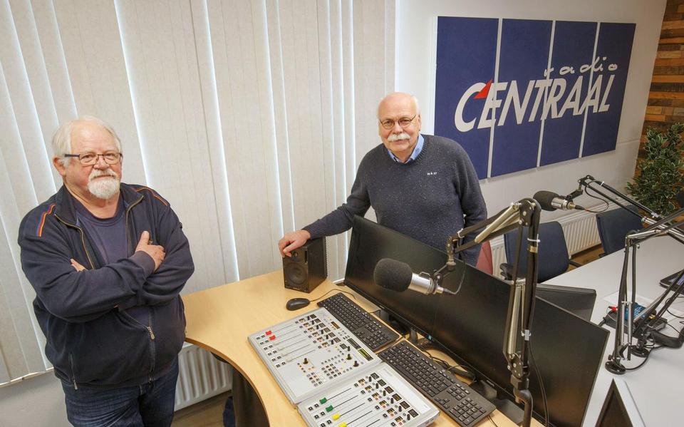 Evert de Jong (l) en Jan Koopman in de studio van Radio Centraal.