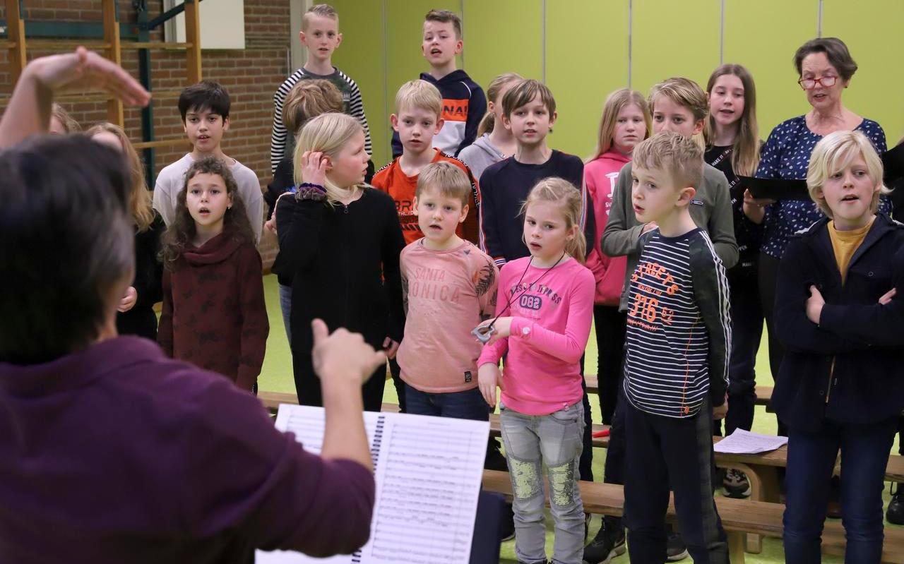 Dirigente Pauli Yap zet met de leerlingen van groep 7 van de Mattheüsschool in Joure de puntjes op de i voor het concert van komend weekeinde.