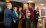 Sietze Schukking (links) en Jan Waterlander feliciteren elkaar met hun onderscheidingen. Rinie van der Zanden en Leo Pieter Stoel vielen ook in de prijzen.