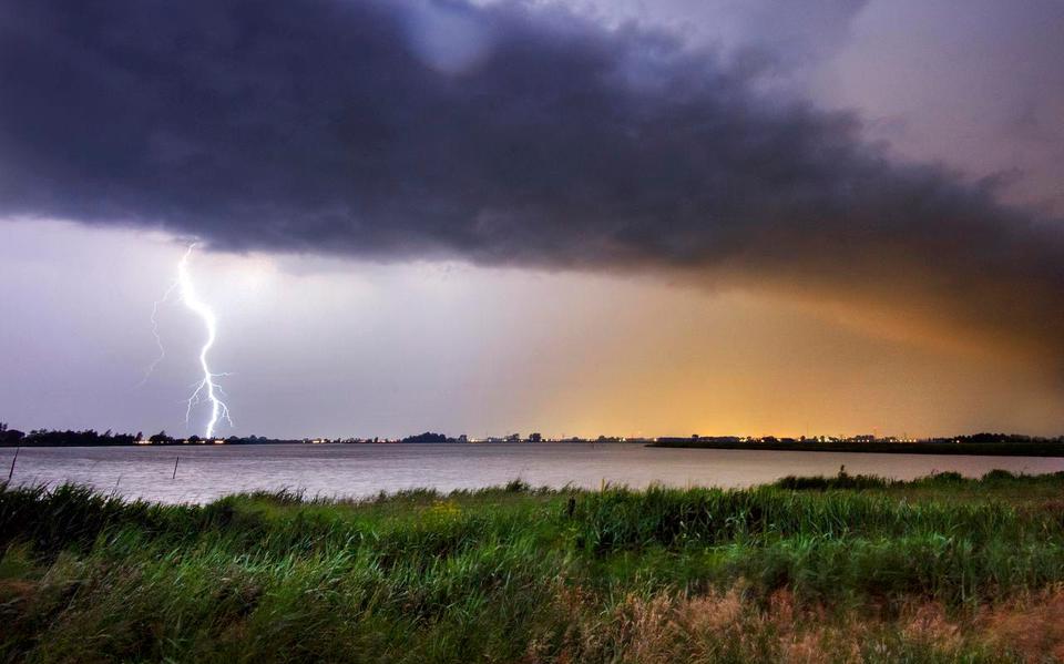 Onweer met bliksem boven Leeuwarden.