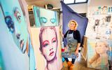 Ellen-Claire Boomsma-Hulsegge in haar atelier in Readtsjerk.