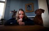 Theatermaakster Tet Rozendal haalt na een hevige val veel inspiratie uit de natuur en haar hond Famke.