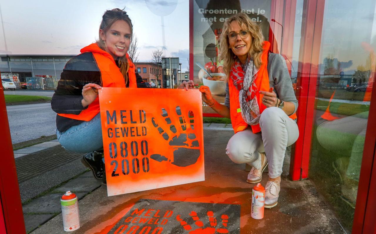Tinka de Vries van Soroptomistenclub Friesland Zuidwesthoek met haar dochter Femke de Jong, bij een van de actieboodschappen voor een Orange the World-actie in 2020. 
