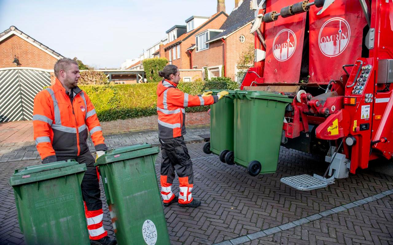 Albert Vries en Merwin Wijnstok halen het groen afval op in de Vosseparkwijk in Leeuwarden. De gemeente wil in 2022 het diftarsysteem invoeren waarbij er per kilo betaald moet worden.