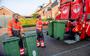Albert Vries en Merwin Wijnstok halen het groen afval op in de Vosseparkwijk in Leeuwarden. De gemeente wil in 2022 het diftarsysteem invoeren waarbij er per kilo betaald moet worden.