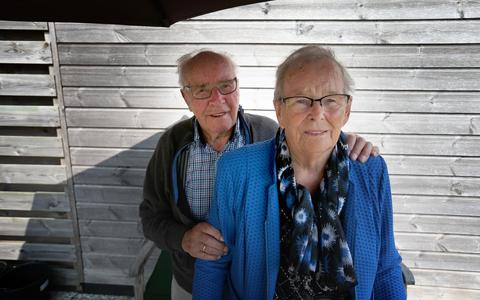 Symon en Jantsje Hofman-Vis vieren maandag hun zeventigjarig huwelijksjubileum.  Foto: Catrinus van der Veen