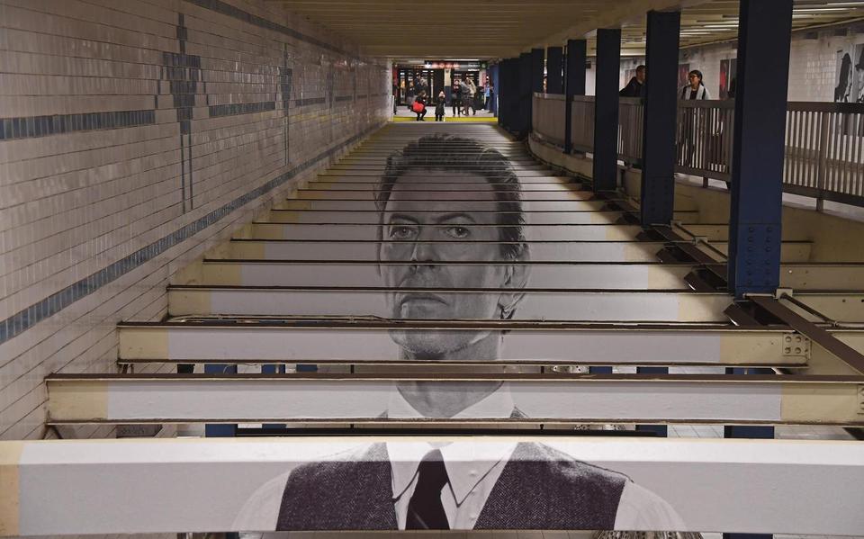 Een David Bowie-kunstwerk in het metrostation Broadway-Lafayette in New York. In het kader van de expositie David Bowie is eerder dit jaar in het Brooklyn Museum. In 2015-2016 trok deze 200.000 bezoekers in Groningen.