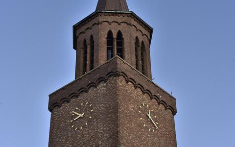 Toren van de katholieke Sint Dominicuskerk in Leeuwarden waar het uurwerk van stil staat.