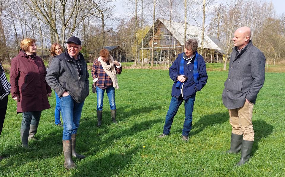 Protestantse Kerk-directeur Jurjen de Groot (rechts) op bezoek bij een biologische boerderij in Zwartebroek.