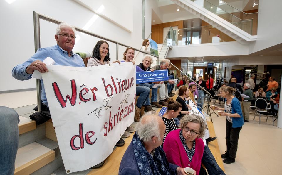 Met spandoeken maken insprekers en bezoekers van de informatieve avond over de Hounspolder bekend tegen woningbouw in De Hem te zijn.