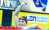 Marrit Steenbergen viert haar gouden medaille op de 200 meter vrije slag tijdens het EK kortebaanzwemmen 2021 in Kazan, Rusland.