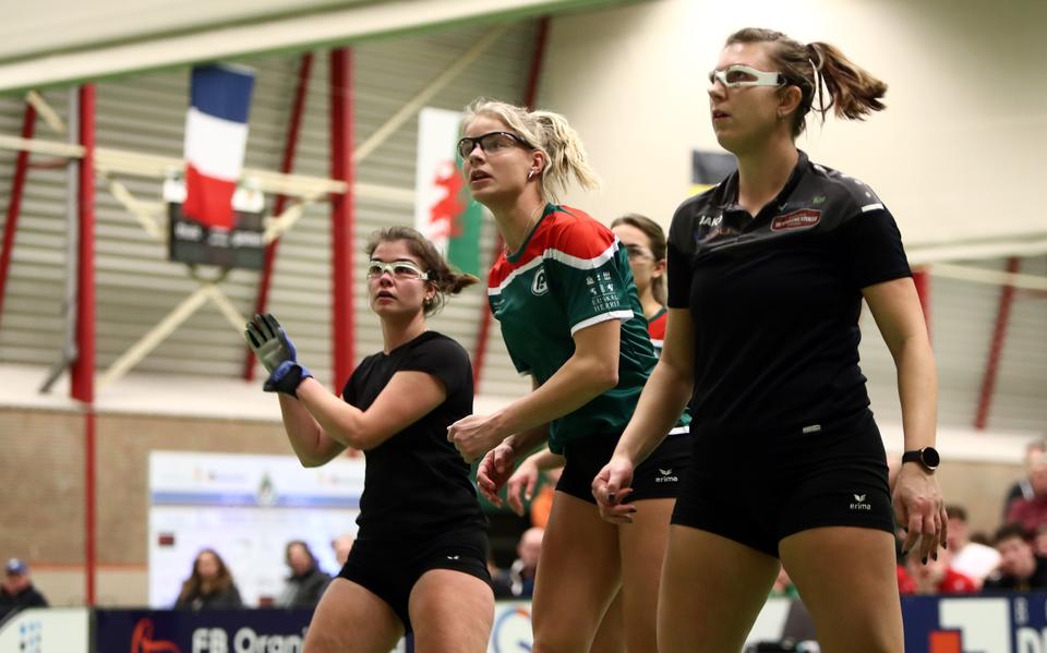 Concentratie bij de finalisten van de Dutch Open Wallball in sporthal De Trije in Franeker. Van links naar rechts Corry Kroondijk, Marrit Zeinstra, Anne Monfils (achter) en Harmke Siegersma.