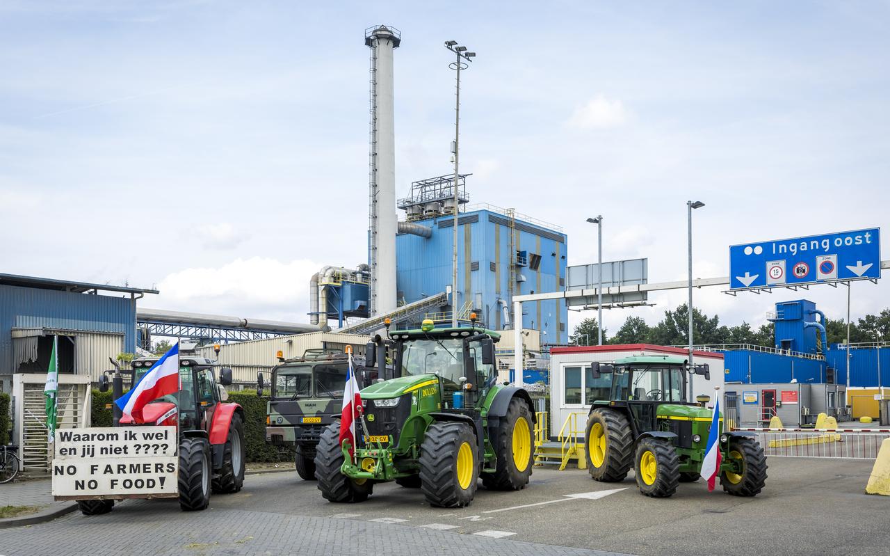 Een paar weken geleden blokkeerden tientallen tractoren de hoofdingang van isolatiebedrijf Rockwool in Roermond, een van de grootste ammoniakuitstoters in Nederland. Mobilisation for the Environment (MOB) dreigt met een rechtszaak als de ammoniaknorm van de tien grootste industriële uitstoters niet wordt aangepakt. Een paar weken geleden blokkeerden tientallen tractoren de hoofdingang van isolatiebedrijf Rockwool in Roermond, een van de grootste ammoniakuitstoters in Nederland. Mobilisation for the Environment (MOB) dreigt met een rechtszaak als de ammoniaknorm van de tien grootste industriële uitstoters niet wordt aangepakt.