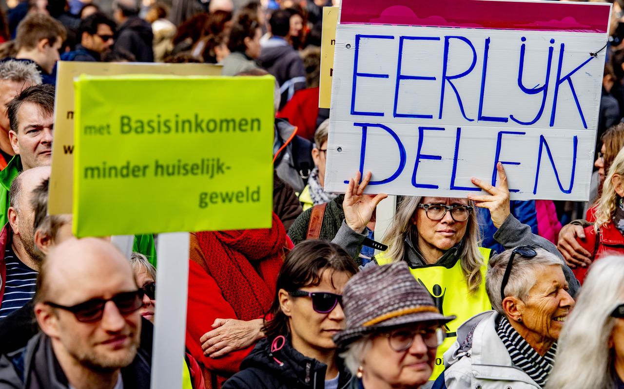 In 2019 en 2020 werd er in Amsterdam gedemonstreerd voor het basisinkomen. In 2019 en 2020 werd er in Amsterdam gedemonstreerd voor het basisinkomen.