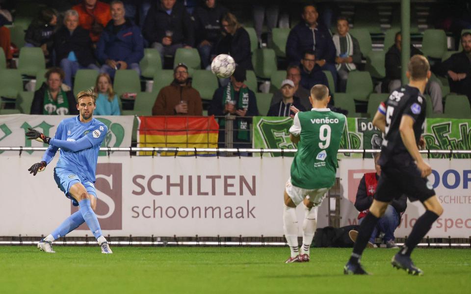Jan de Boer zorgt voor opruiming voordat FC Dordrecht in het bekerduel gevaar kan stichten. 