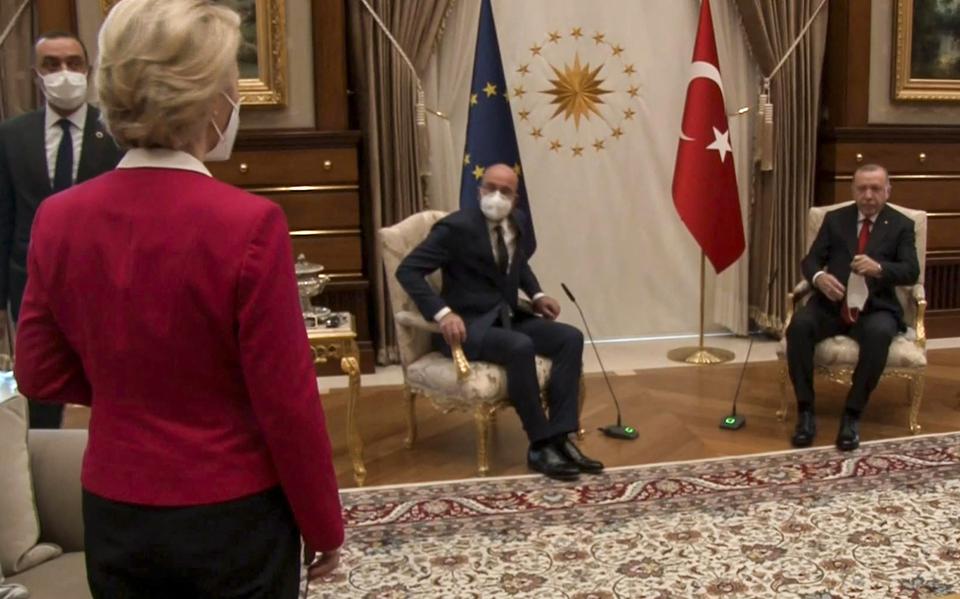 Ursula von der Leyen kijkt toe hoe haar collega Charles Michel gaat zitten op de enige stoel die de Turkse president Erdogan (rechts) voor de EU-afgezanten heeft klaargezet.