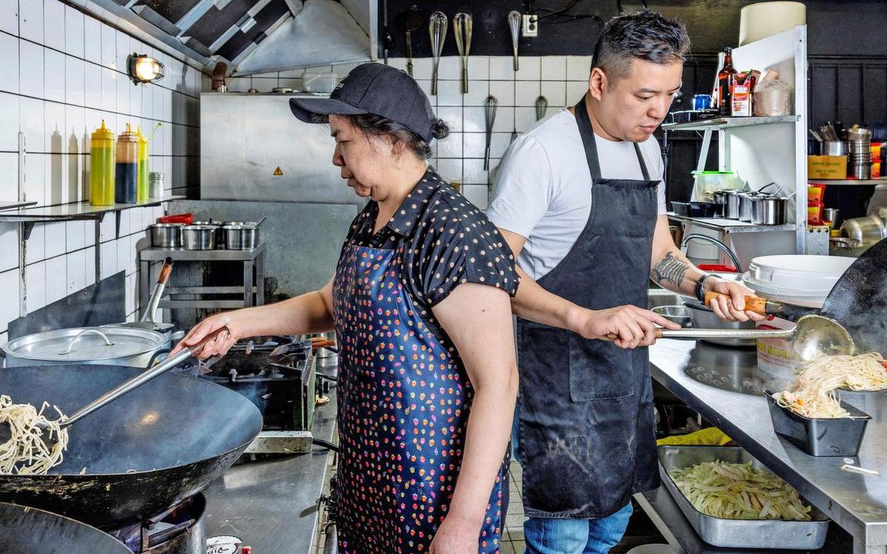 Vanwege het tekort aan koks vraagt Billy Tse van Chinees restaurant Mayflower uit Haarlem regelmatig zijn moeder van 64 jaar om bij te springen in de keuken. „Het alternatief is de tent sluiten.” Vanwege het tekort aan koks vraagt Billy Tse van Chinees restaurant Mayflower uit Haarlem regelmatig zijn moeder van 64 jaar om bij te springen in de keuken. „Het alternatief is de tent sluiten.”