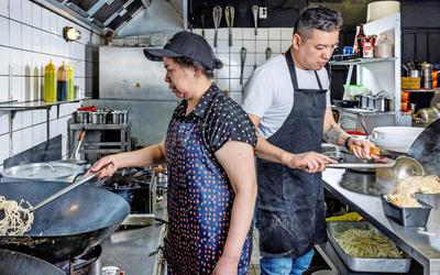 Vanwege het tekort aan koks vraagt Billy Tse van Chinees restaurant Mayflower uit Haarlem regelmatig zijn moeder van 64 jaar om bij te springen in de keuken. „Het alternatief is de tent sluiten.”
