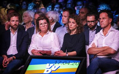 Serieuze blikken bij het partijcongres van de VVD.