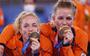 Margot van Geffen (l) en Caia van Maasakker tonen hun medailles.