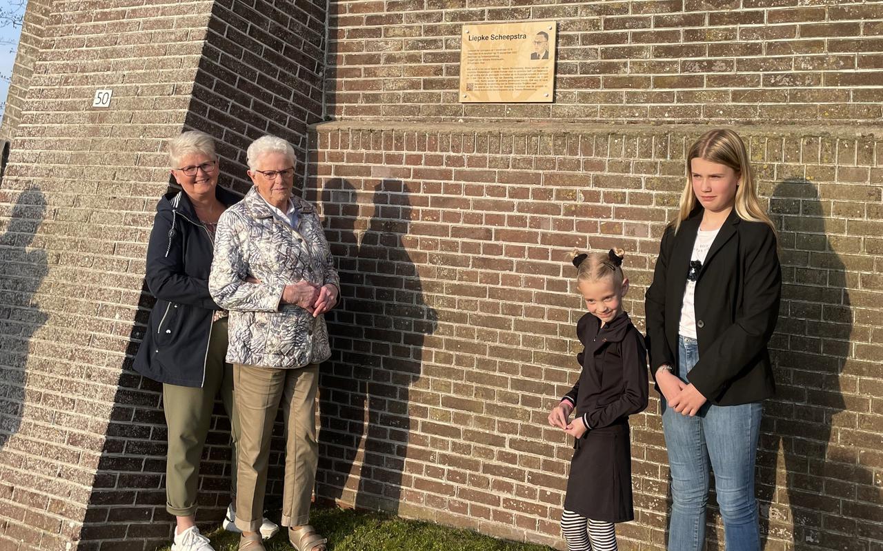 Aukje Dijkstra-Keegstra, met achter haar haar schoondochter, onthulde de plaquette. Rechts staan Eva (6) en Lotte (11) Veenstra, achterkleinkinderen van Liepke Scheepstra.  Aukje Dijkstra is de weduwe van een neef en naamgenoot van Liepke Dijkstra. 