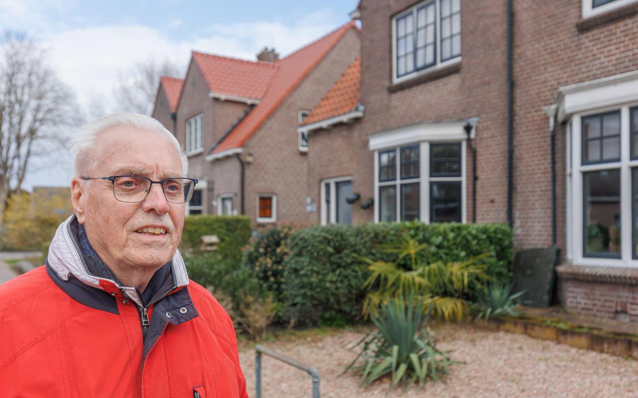 Jelle Terluin houdt dinsdagmiddag een lezing over straatnamen in Beetsterzwaag. Het huidige stratenpatroon van Beetsterzwaag is voortgekomen uit een patroon dat 800 tot 1000 jaar geleden bij de grondverdeling onder de boeren is begonnen. Op de achtergrond de huizen aan de Boslaan.