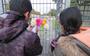 Kinderen die lid zijn van de GKv Noardburgum steken een bloem in het hek van het detentiecentrum in Zeist, tijdens de wake op 25 september.