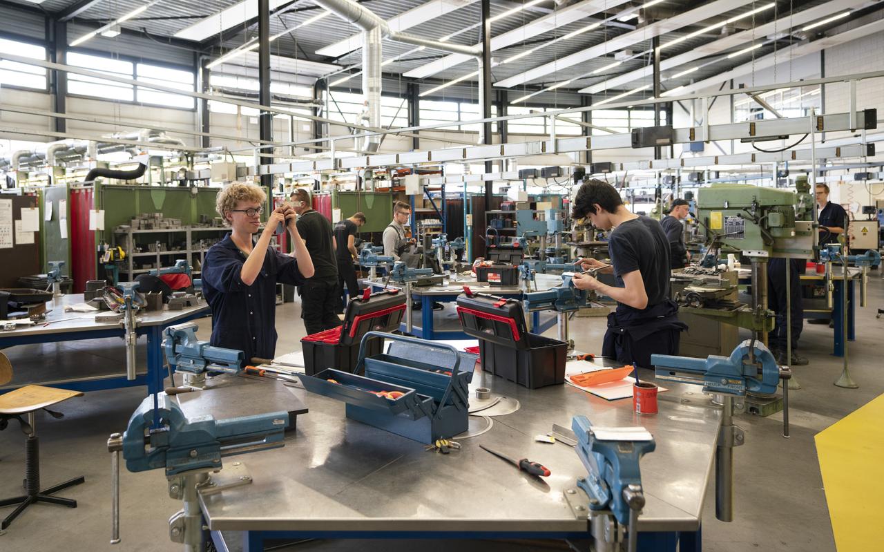Studenten bouw en techniek tijdens een praktijkles op ROC Friese Poort. Studenten bouw en techniek tijdens een praktijkles op ROC Friese Poort.