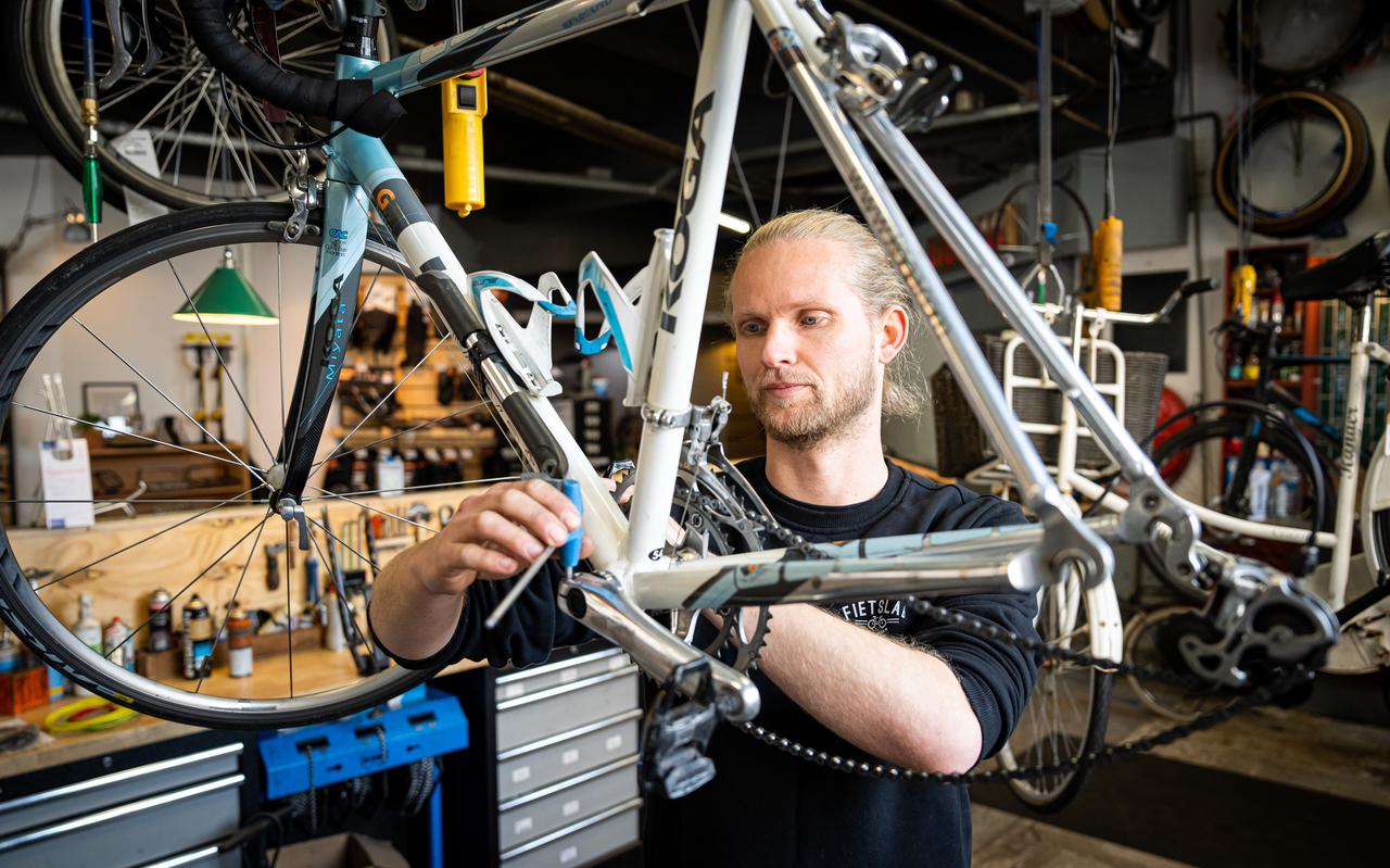 Korné Boekholt maakt in zijn Fietslab nieuwe fietsen van oude barrels.