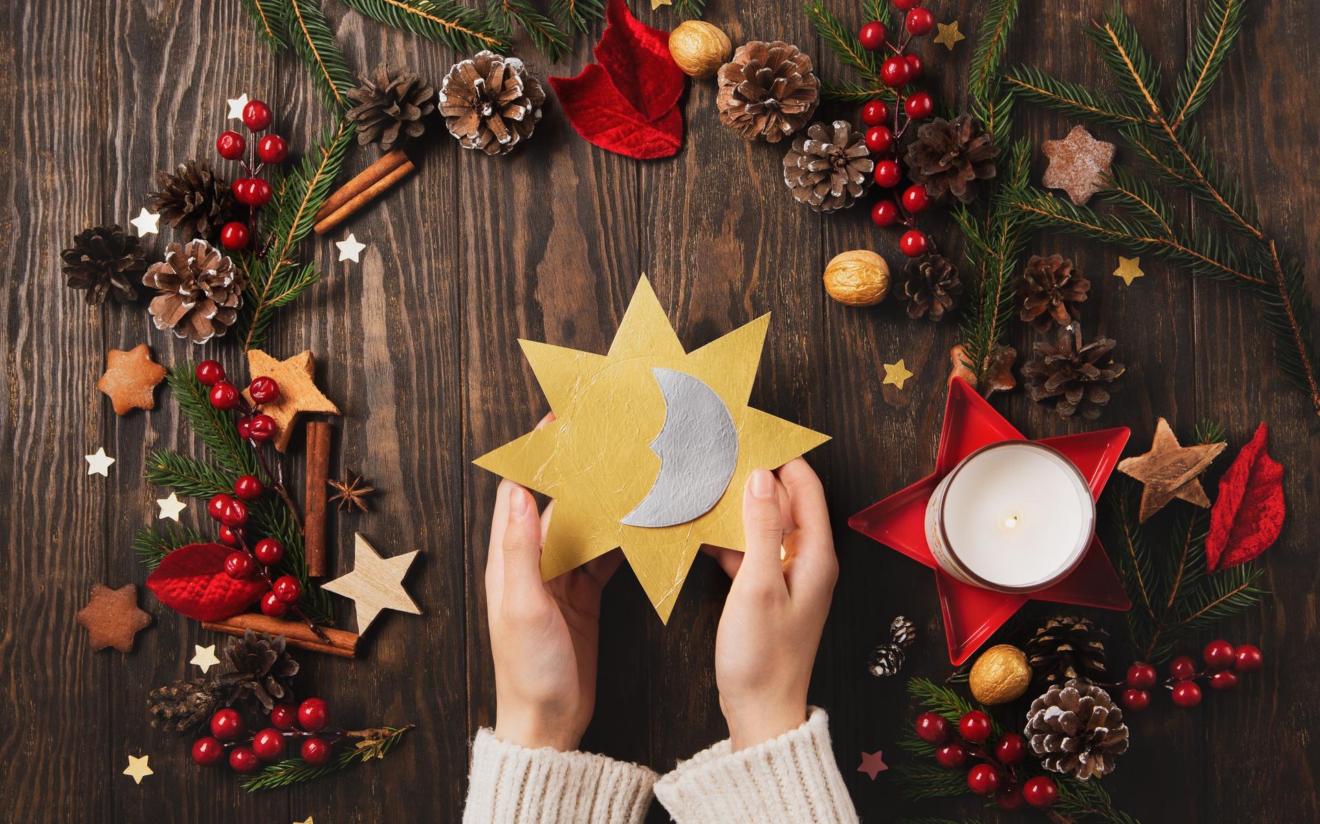 De zon, de maan en de sterren vertellen een verhaal dat uitsteekt boven