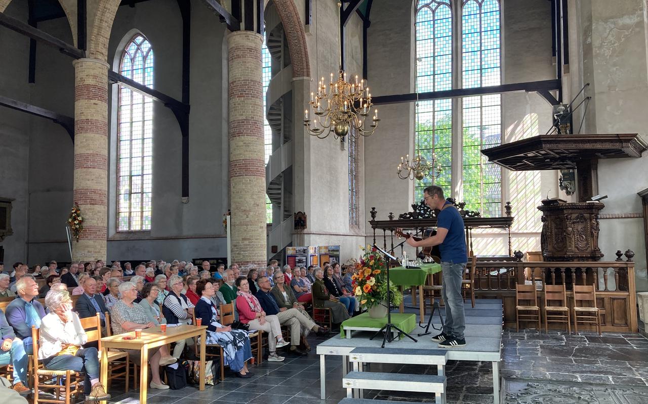 Theo van der Logt zong enkele nummers tijdens de conferentie. Theo van der Logt zong enkele nummers tijdens de conferentie.