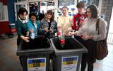 Zes leerlingen van de RSG Simon Vestdijk in Harlingen halen geld op voor Oekraïne door lege statiegeldflessen te verzamelen.
