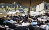  Asielzoekers slapen bij het aanmeldcentrum in Ter Apel. Ze hebben de afgelopen nacht ongeveer 700 mensen buiten geslapen bij het aanmeldcentrum waar het al maanden druk is. 