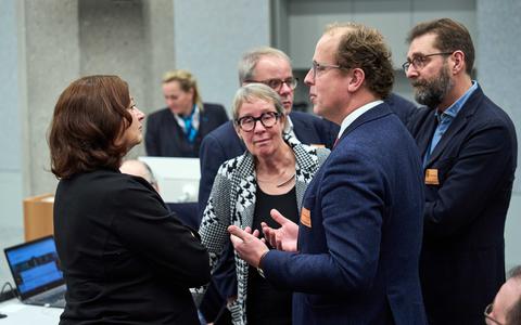 Gedeputeerde Friso Douwstra (tweede van rechts) in de Tweede Kamer in gesprek met minister Conny Helder.