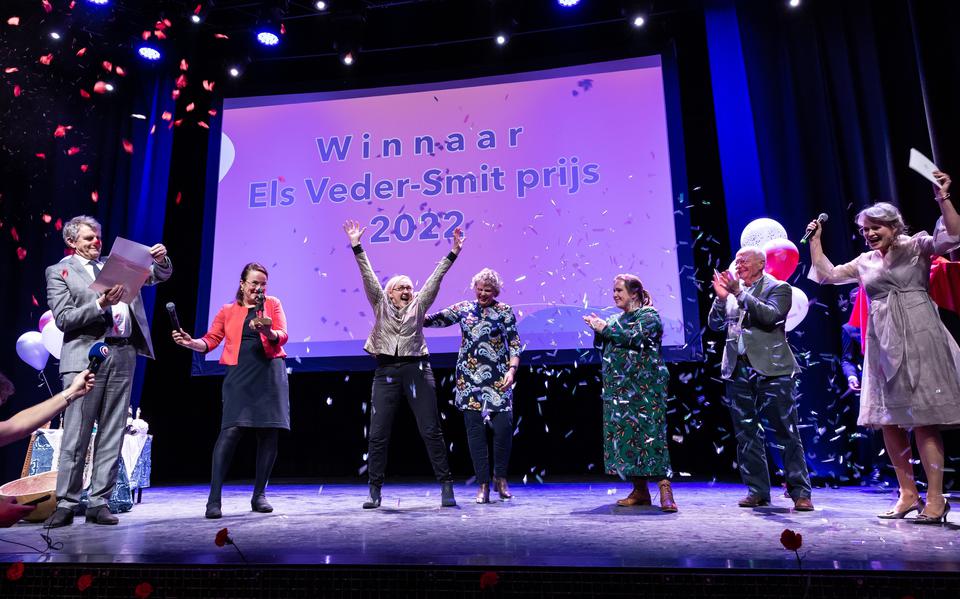 Lutz Jacobi won de eerste Els Veder-Smit prijs. Deze gaat eens in de drie jaar naar een persoon die zich verdienstelijk heeft gemaakt voor de positie van vrouwen in de Friese politiek.