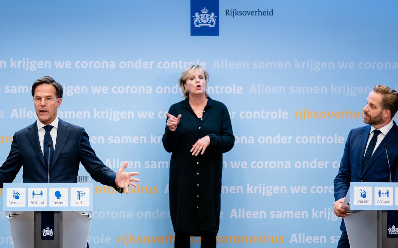 Demissionair premier Mark Rutte en demissionair minister Hugo de Jonge van Volksgezondheid, Welzijn en Sport (CDA) tijdens een persconferentie in september. 