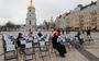 Protest van Oekraïense activisten voor de St. Sophia-kathedraal in Kiev. De lege stoelen symboliseren politieke gevangenen in Rusland, de Krim en Oost-Oekraïne. 