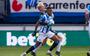 Amin Sarr (l) probeert zich aan Thijmen Blokzijl van FC Groningen te ontworstelen.