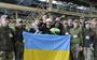 Leden van de Oekraïense band Kalush Orchestra ontmoeten Oekraïense militairen nadat ze de Pools-Oekraïense grens bij Krakovets zijn overgegaan.
