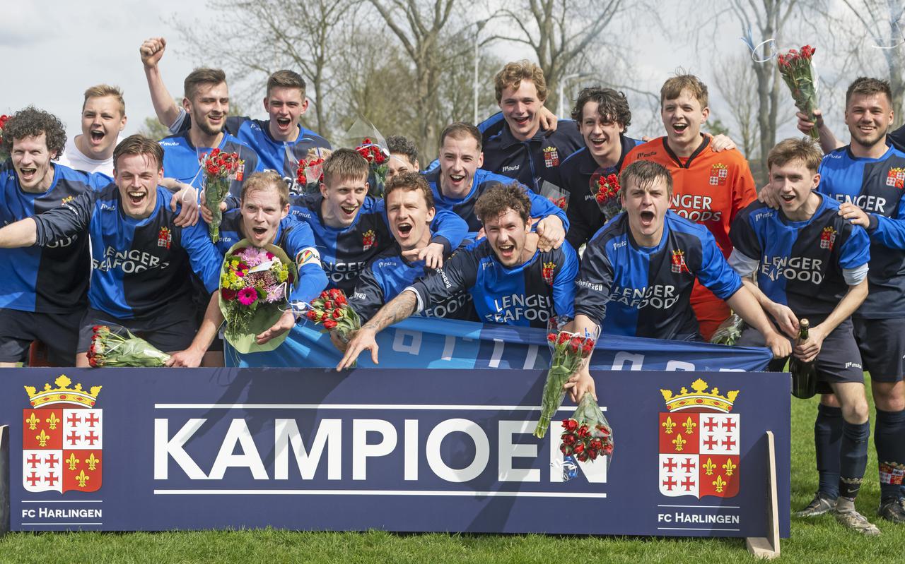 FC Harlingen viert het kampioenschap van de zondag vierde klasse B.