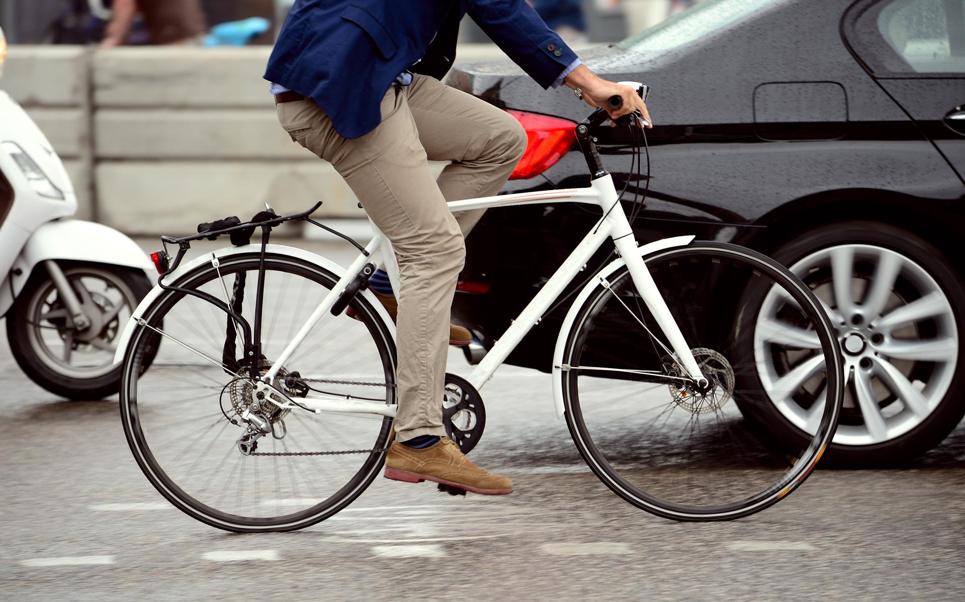 Een fietser op weg naar zijn werk.