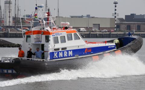 De KNRM in actie in de haven van Harlingen.