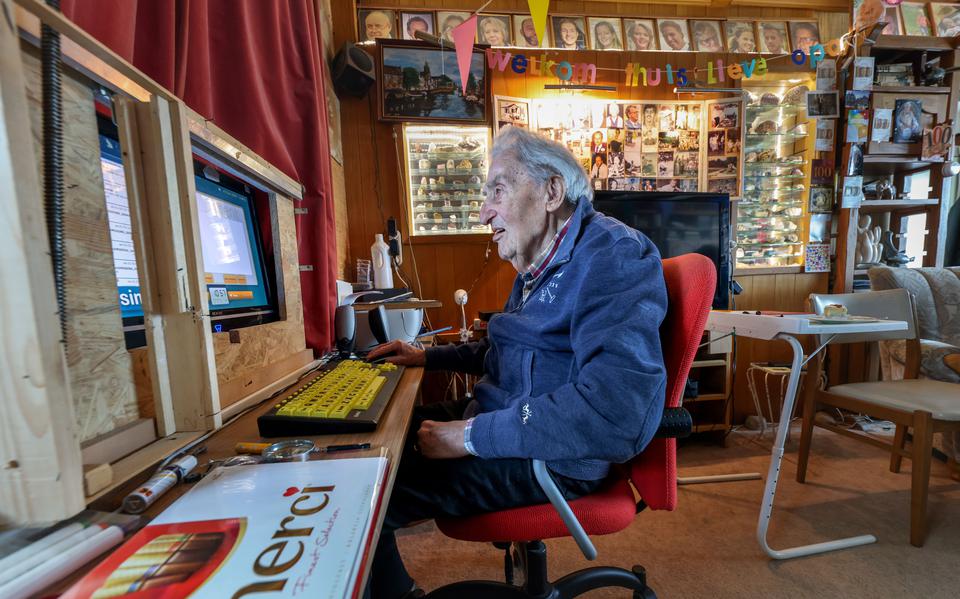 De honderdjarige Piet Wolda werkt aan zijn derde boek.
