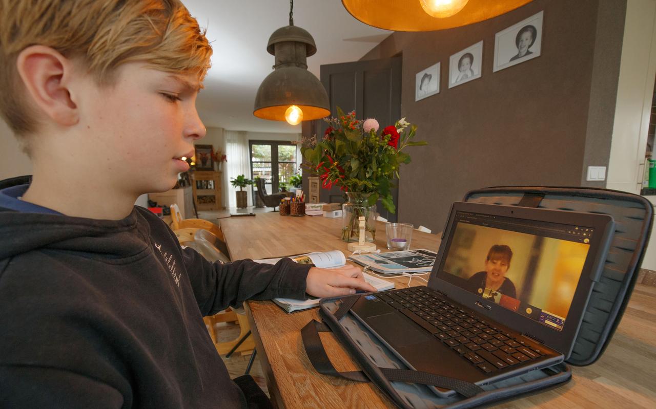 Sido Jonker krijgt weer digitaal les aan de keukentafel. Sido Jonker krijgt weer digitaal les aan de keukentafel.