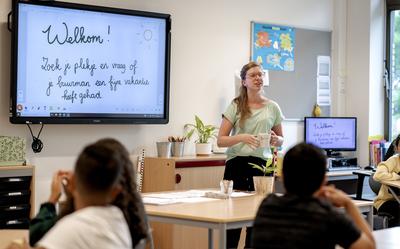 Leerlingen van basisschool obs de Gagel in Utrecht op de eerste dag van het schooljaar 2022 - 2023. 